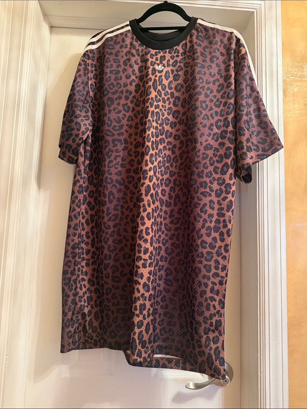Men's Brown Leopard Print Crewneck T-Shirt with Shoulder Stripes